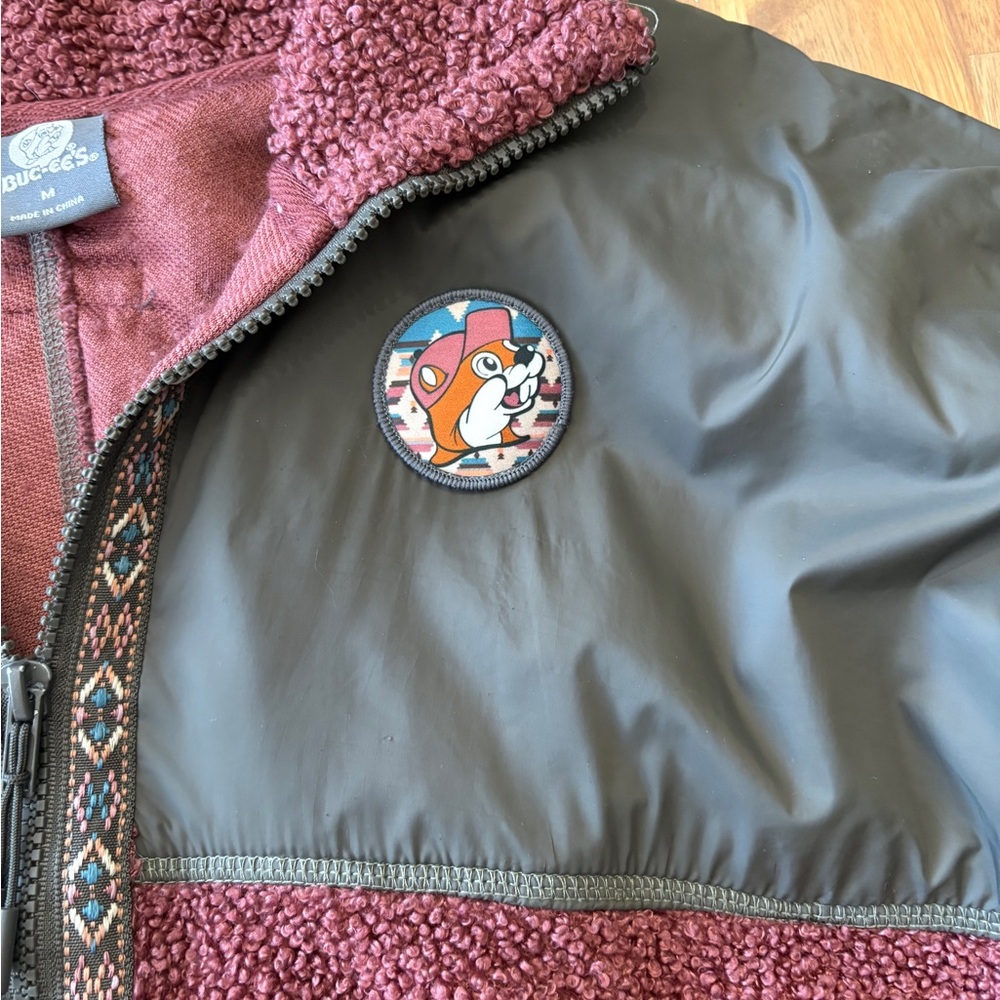 Men's Buc-ees Sz M Zip Up Red Maroon Sherpa Jacket Aztec Pockets Collar Fuzzy - Picture 4 of 8